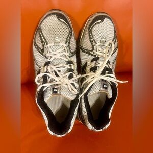 NEW BALANCE MEN’S Sneakers size 10 2E in great shape.